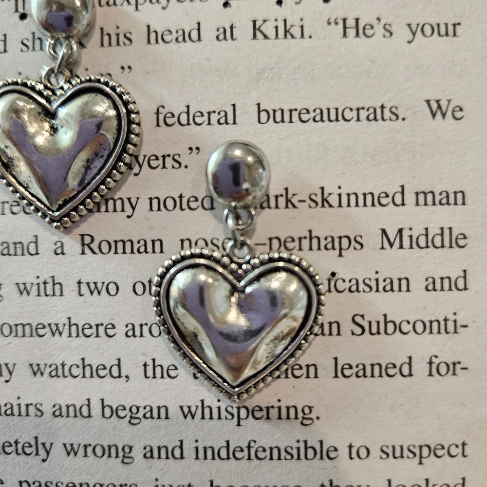 Chic Silver Heart Dangle Earrings - Picture 4 of 6